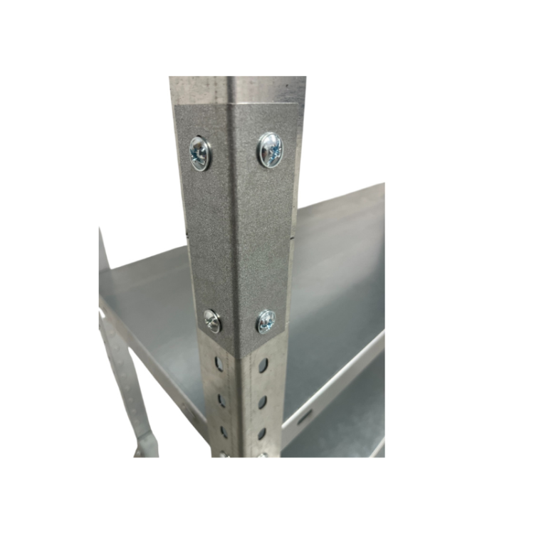 Detal regału do garażu RGOS F – stalowy profil 40x40 mm, połączenia śrubowe oraz półki ocynkowane. Solidna konstrukcja zapewniająca stabilność i trwałość użytkowania.