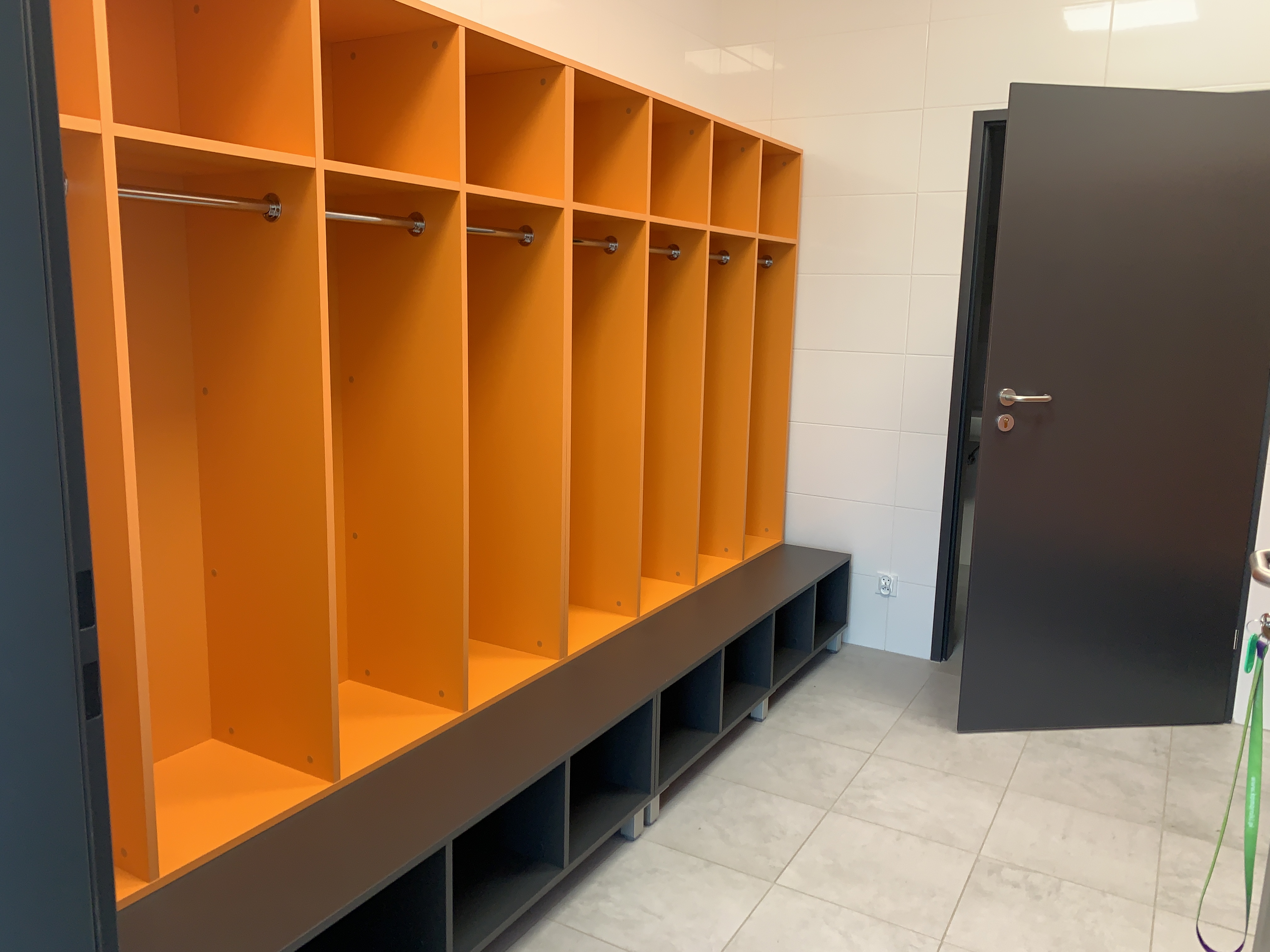 Szatnia piłkarska pomarańczowa