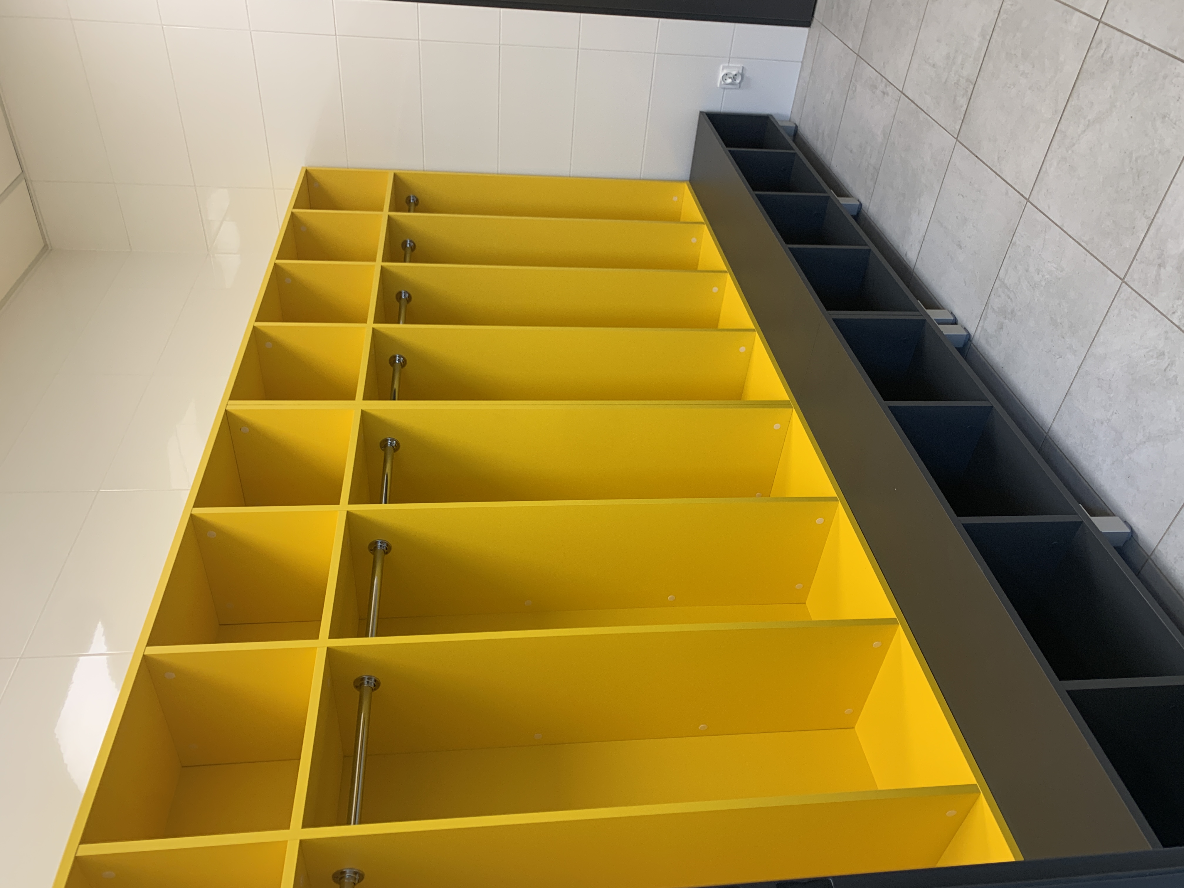 Szatnia piłkarska zółta