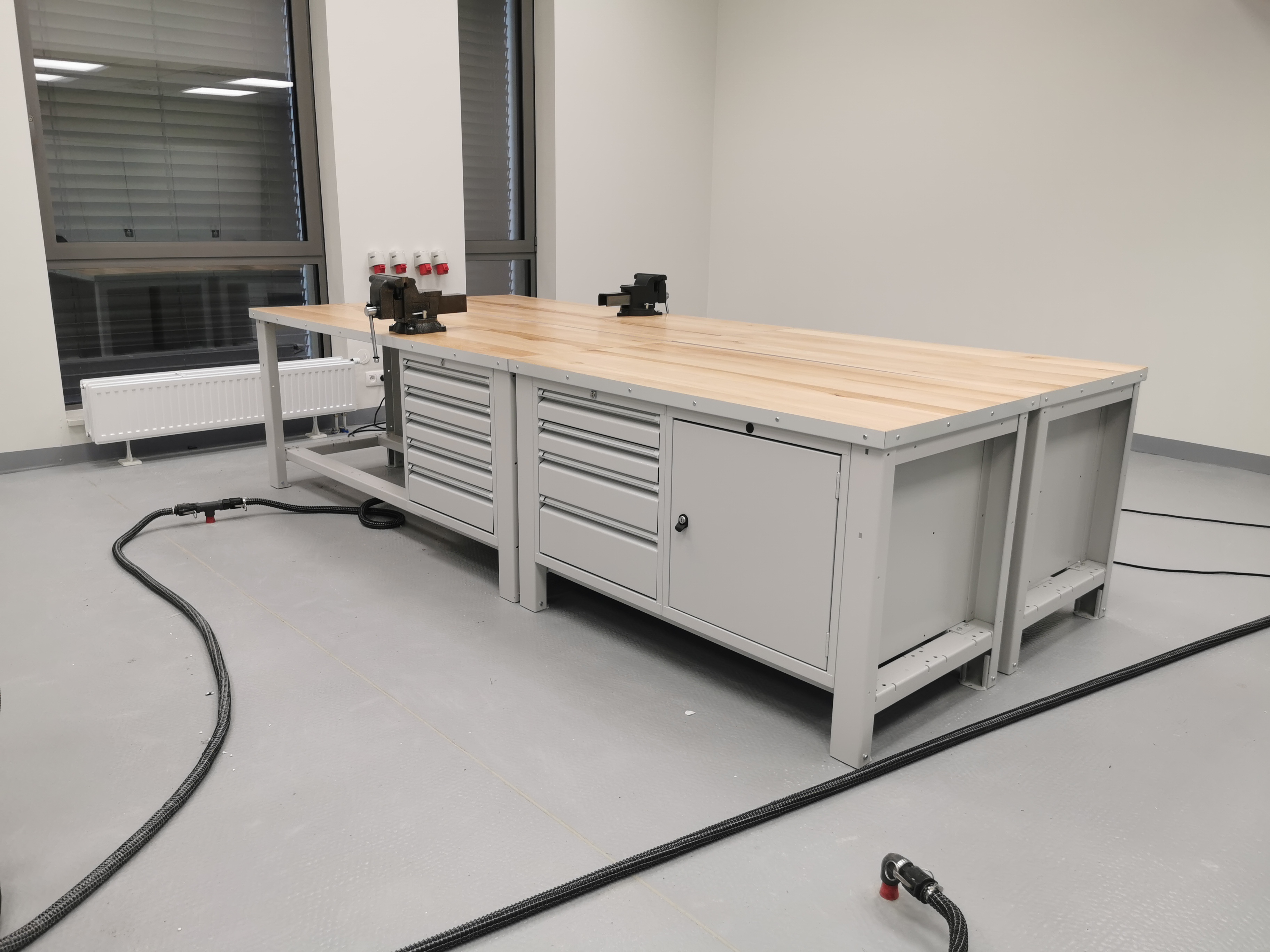 Popielate stoły warsztatowe Swt Malow - realizacja Pozmebel