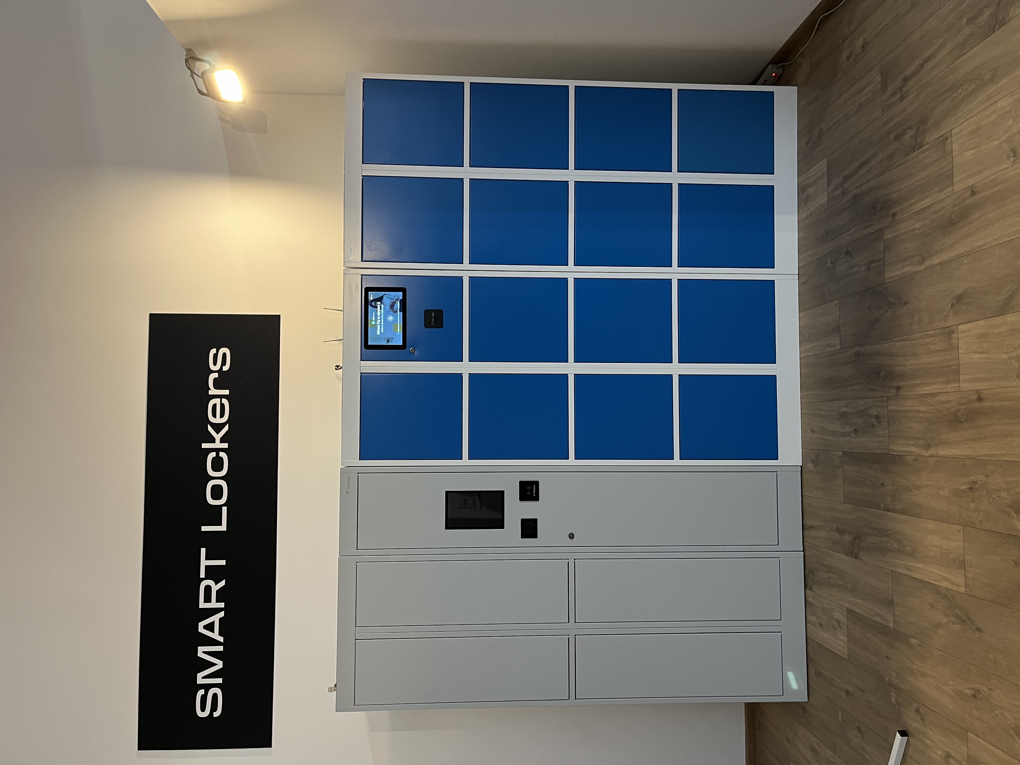 Automat paczkowy na wystawce malow