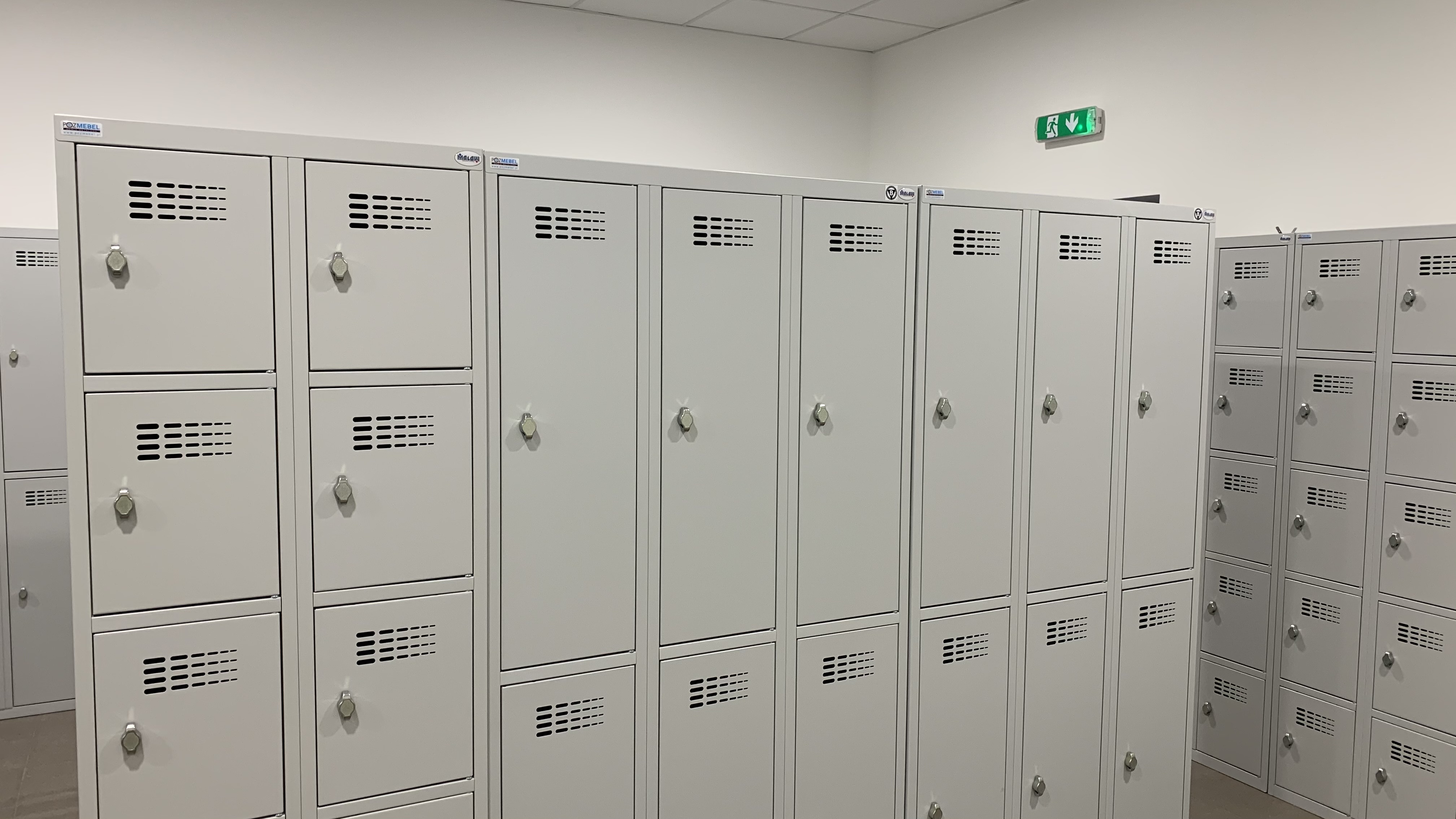 Metalowe szafki do siłowni - szafy skrytkowe