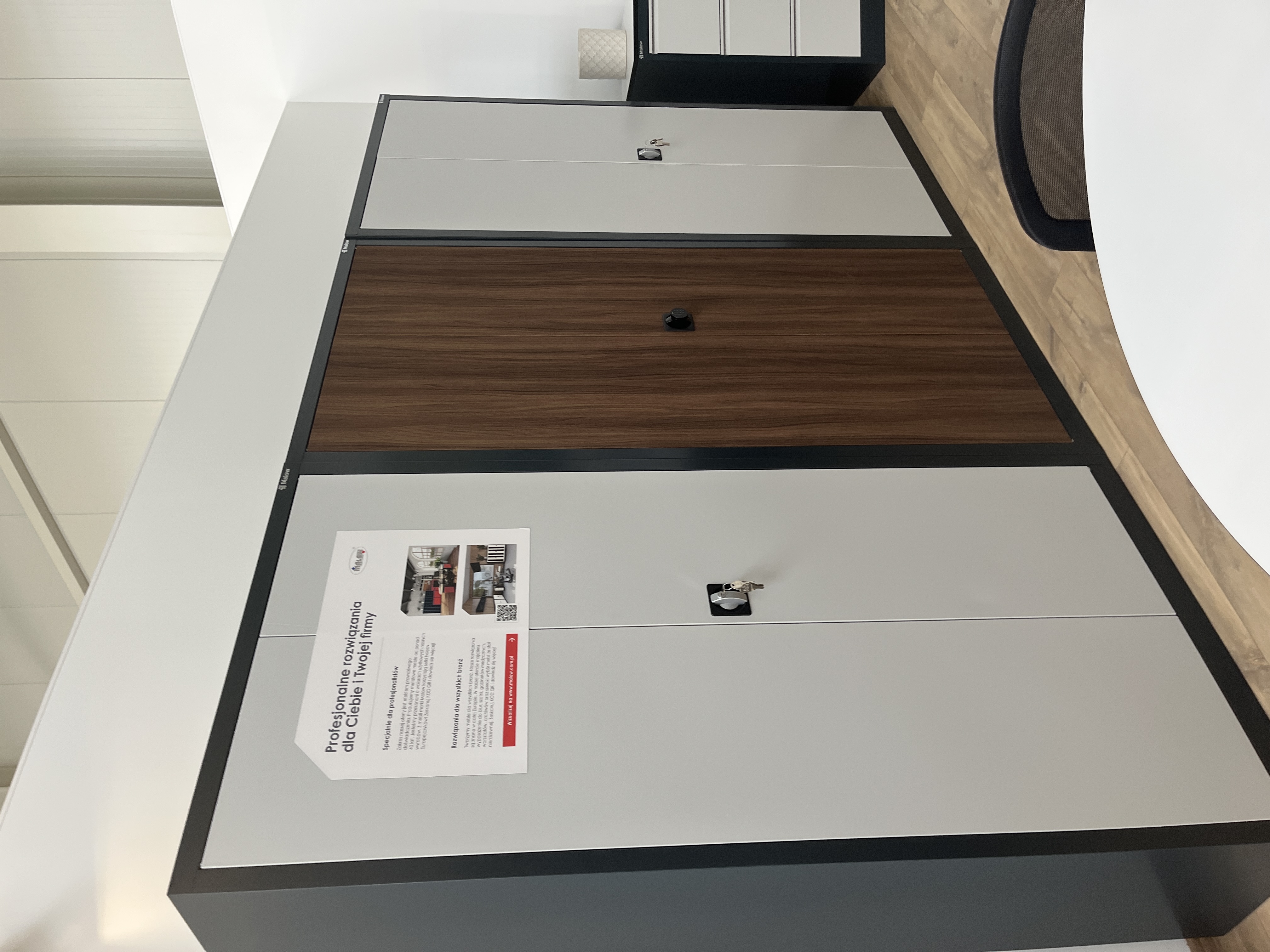 Szafy aktowe z drzwiami skrzydłowymi - miedzy innymi szafa z okleiną drewnopodobną