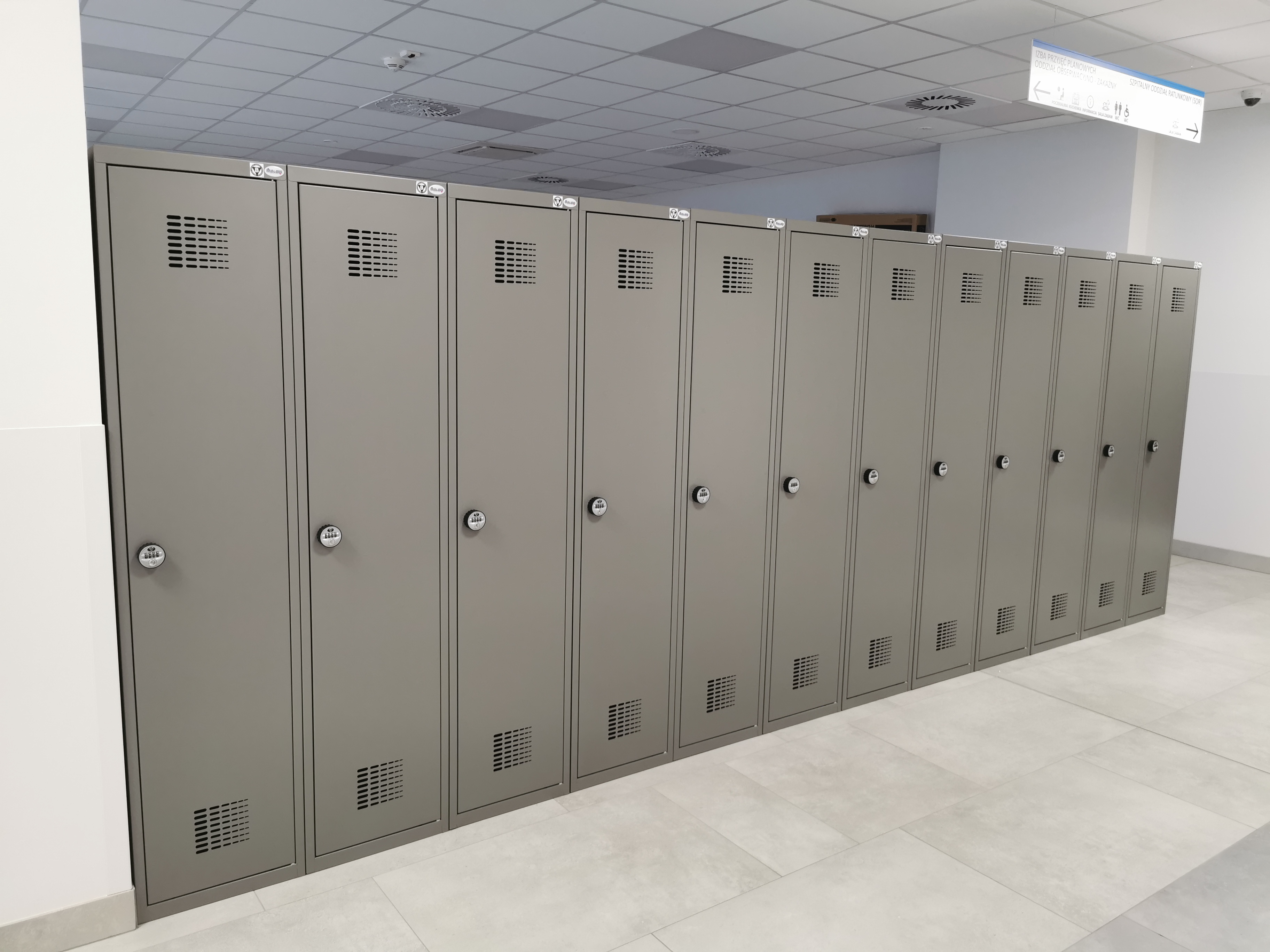 Metalowe szafy ubraniowe SUM 410 W ST z zamkiem szyfrowym, RAL 7032 – realizacja Pozmebel Poznań