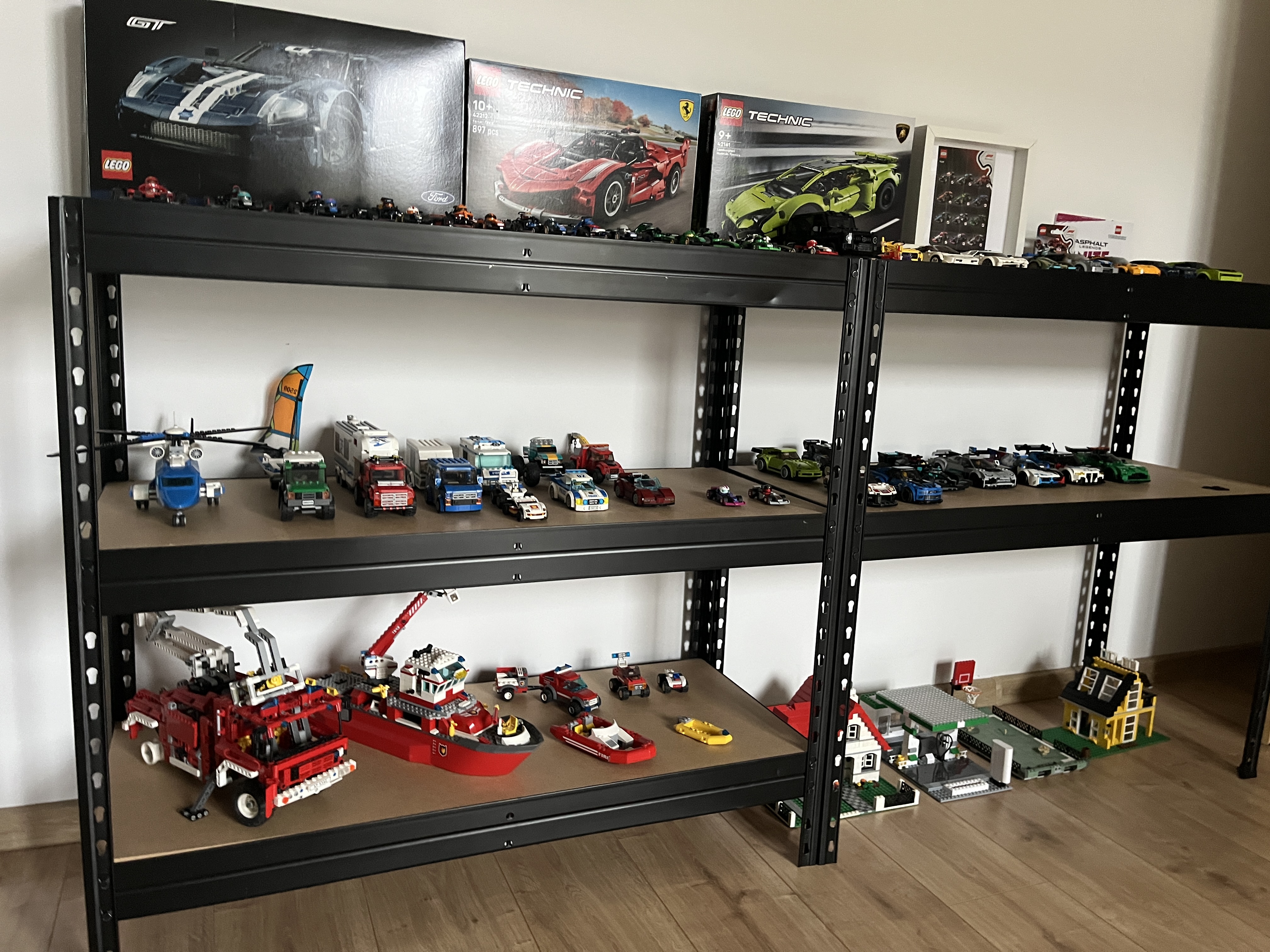 Kolekcja klocków Lego na regale metalowym